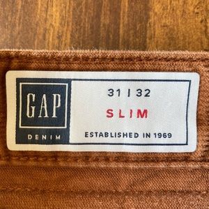 Gap slim corduroy pants // 31 waist, 32 inseam
